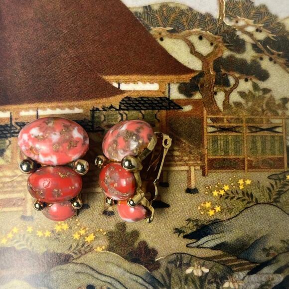 Vintage 1980s Coral Pink, Cream & Gold Fleck Resin Stone Clip Earrings - Picture 3 of 8